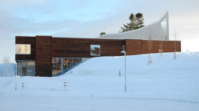 Sverresborg Kirkesenter, en moderne bygning omringet av snø