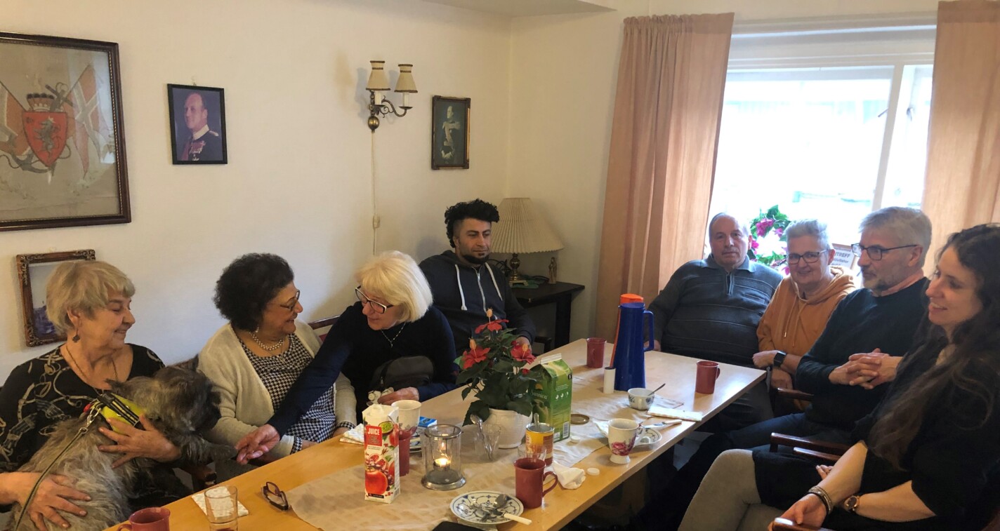 mennesker rundt et bord